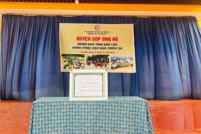 Cán bộ, giáo viên, nhân viên và học sinh trường THPT Võ Văn Kiệt ủng hộ đồng bào phía Đông tỉnh Đắk Lắk bị thiên tai lũ lụt