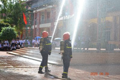 Hoạt động ngoại khóa phòng chống cháy nổ, cứu hộ cứu nạn tại trường THPT Võ Văn Kiệt